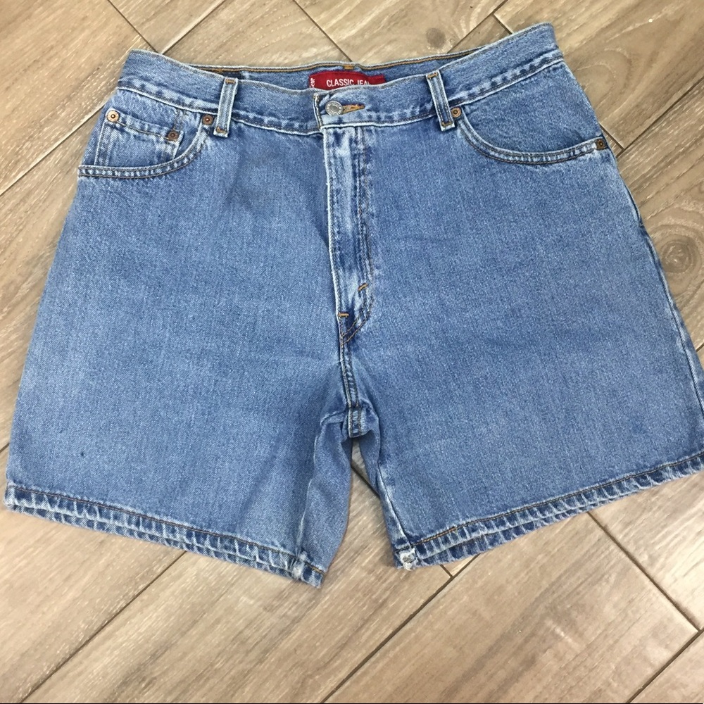 Levi’s classic fit jean shorts size 14